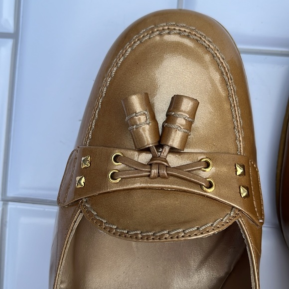 STUART WEITZMAN Champagne Gold Patent Leather Tassel Pumps Size 8M Kitten Heel - Picture 12 of 14